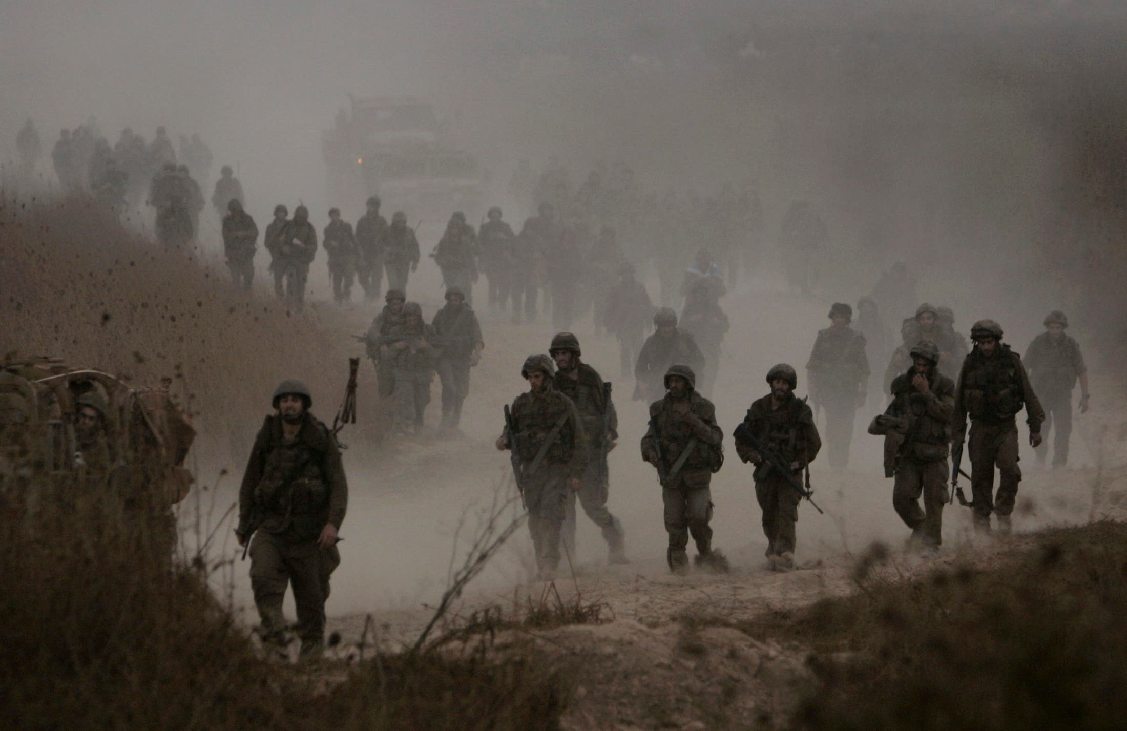 Israeli soldiers return from Lebanese territory near the northern Israeli town of Menara in this August 15, 2006 Reuters