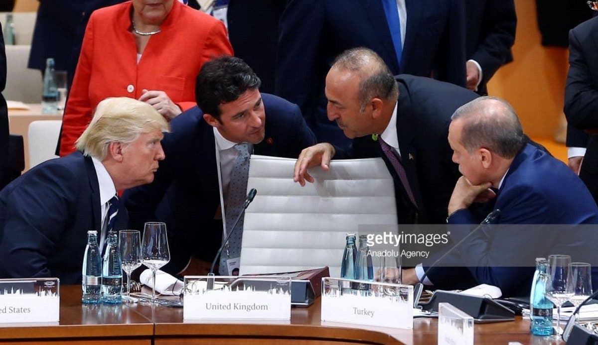 در عکس اصلی کسی روی صندلی میان اردوغان و ترامپ ننشسته است