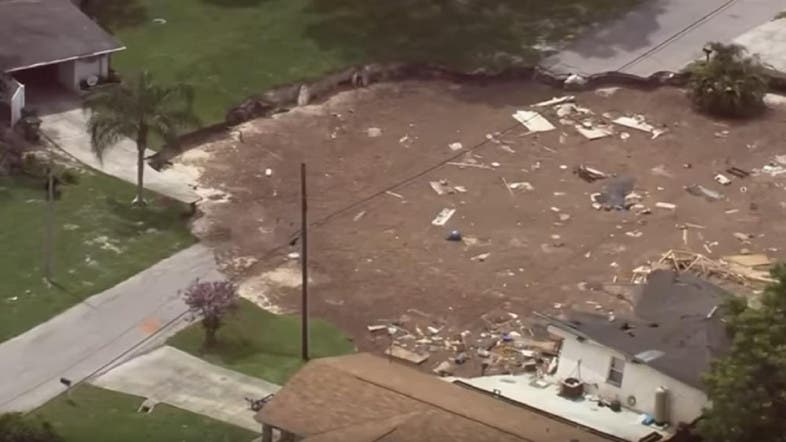 Growing Sinkhole Swallows 2 Houses, 1 Boat In Florida - Al Arabiya English