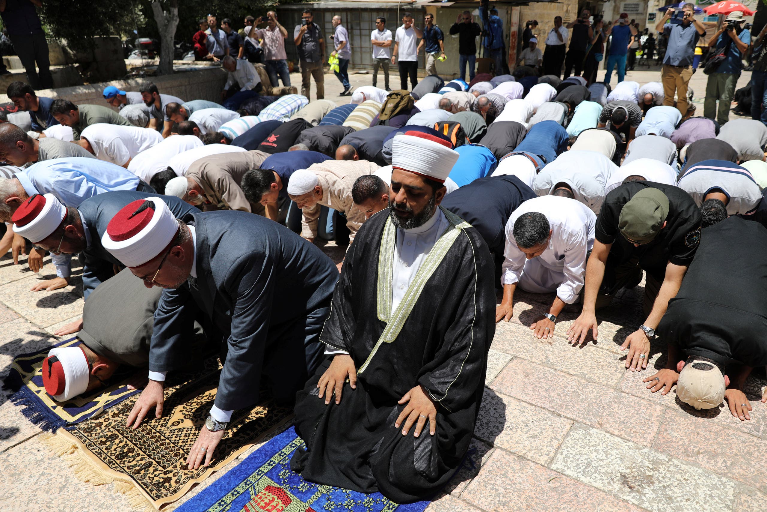 Мусульмане в израиле. Мусульмане в Иерусалиме. Мечеть Аль-Акса намаз. Исламские конфессии.