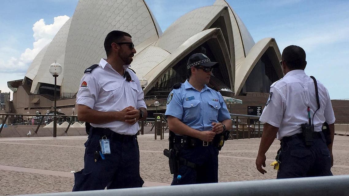 Police and security staff stand in front of the Sydney Opera House after it was evacuated due to a police operation January 14, 2016. (Reuters)