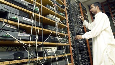 A Pakistani cable television operator unplugs a cable channel connection following a ban on Indian channels imposed by the Pakistani government in Karachi, 2 August 2003. (AFP)