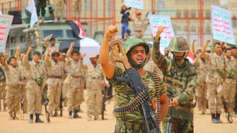 بالصور.. الحوثيون يتحدون عسكريا المخلوع صالح أمام منزله