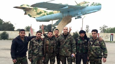 مقاتلون موالون للأسد في مطار بدير الزور