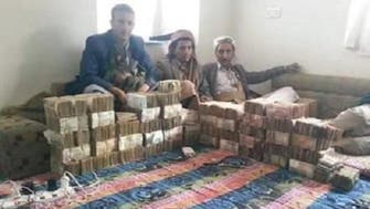 Houthi militias loot $2.5 billion in staff salaries