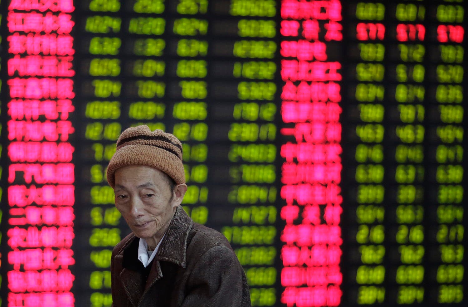An investor looks at the stock price monitor at a private securities company in Shanghai, China, Thursday, Nov. 8, 2012. (AP)