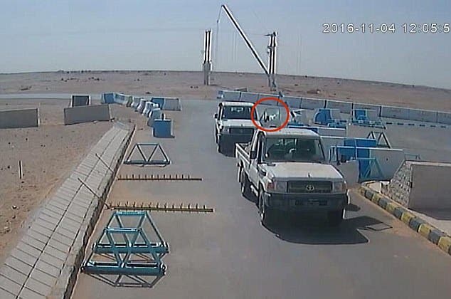 قافلة سيارات تدخل القاعدة والنيران تطلق عليها من موقع خارج نطاق الكاميرا