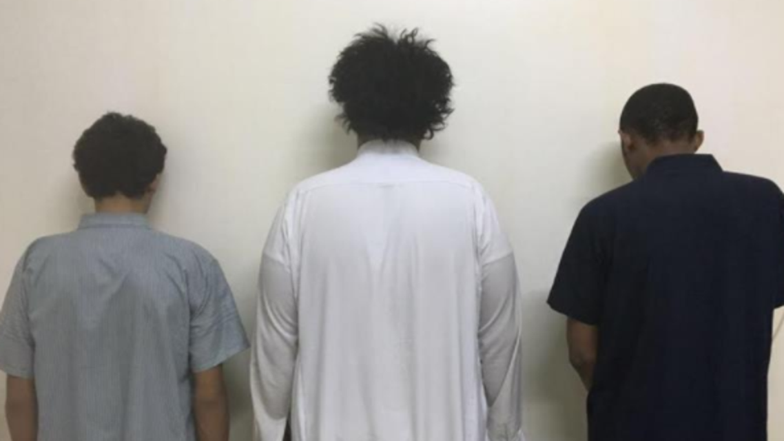 الإطاحة بعصابة نفذت 101 جريمة سلب بالرياض