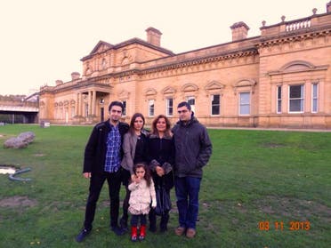 مع والدته وأخيه وشقيقتيه حين وصلوا بعده لاجئين في 2013 إلى بريطانيا 