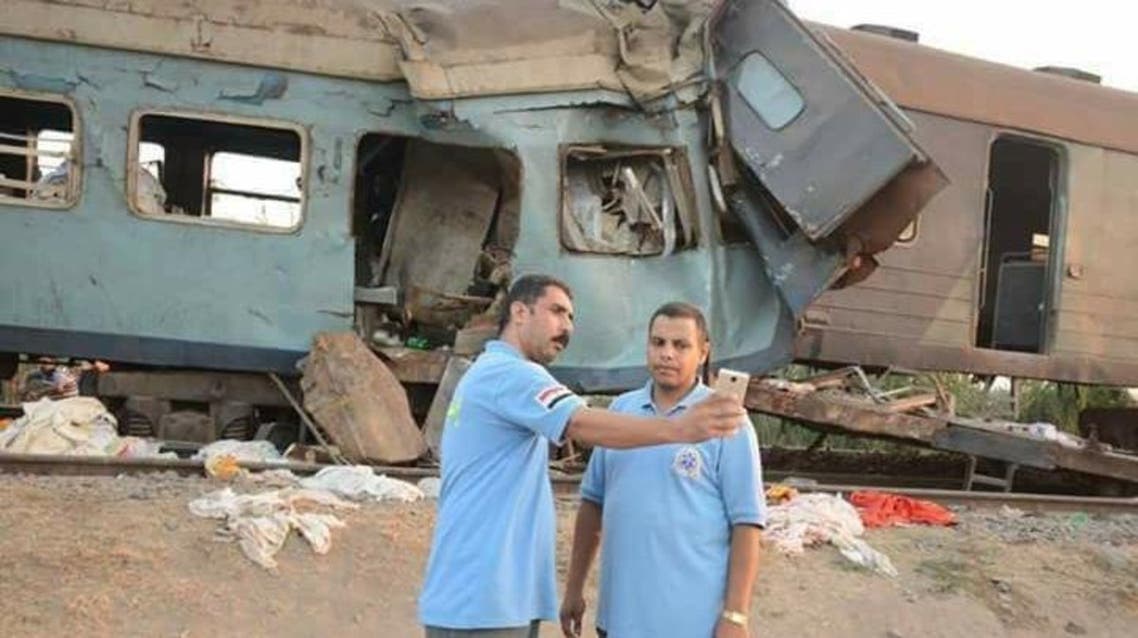 سيلفي مسعفين مصريين خلال عملهما بموقع حادث تصادم قطاري الإسكندرية
