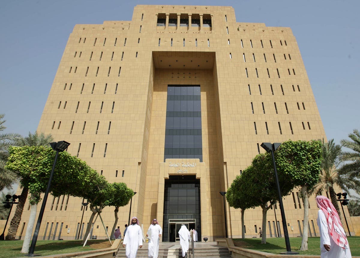 People enter and leave Riyadh's general court October 20, 2008. A Saudi court began formal legal proceedings on Monday against around 70 militant suspects ahead of the first trials of al Qaeda sympathisers who waged a campaign of violence in the U.S.-allied monarchy. (Reuters)