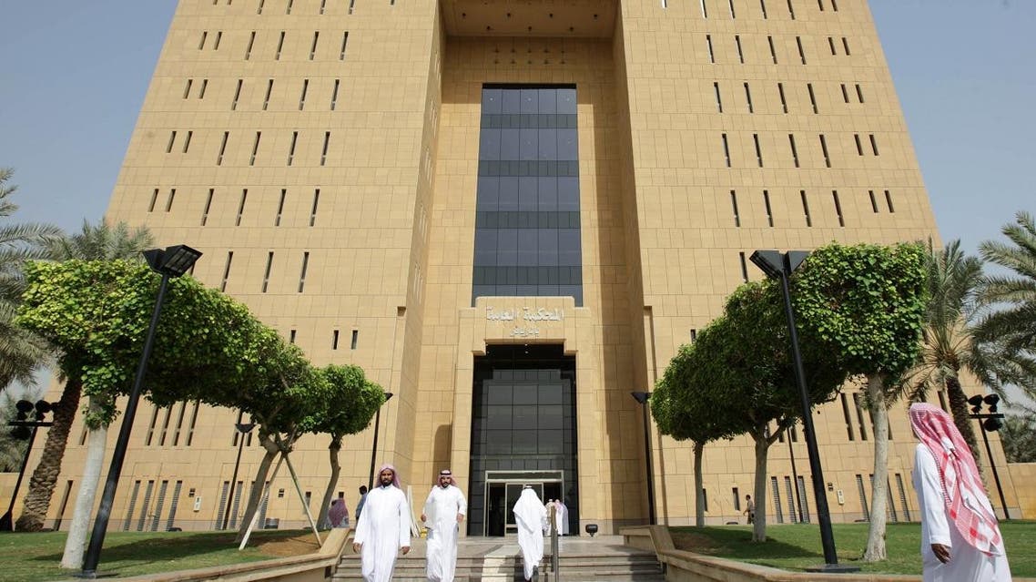 People enter and leave Riyadh's general court October 20, 2008. A Saudi court began formal legal proceedings on Monday against around 70 militant suspects ahead of the first trials of al Qaeda sympathisers who waged a campaign of violence in the U.S.-allied monarchy. (Reuters)