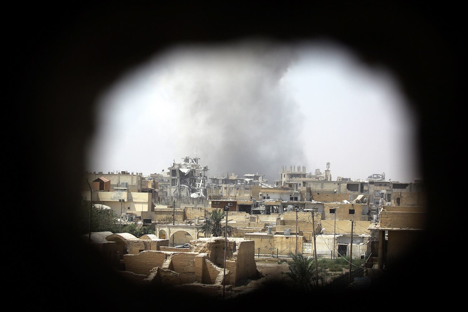 Smoke rises from building in Raqa's eastern al-Sanaa neighbourhood, on the edge of the old city, on August 13, 2017, as Syrian Democratic Forces (SDF), a US backed Kurdish-Arab alliance, battle to retake the city from the Islamic State (IS) group. (AFP)