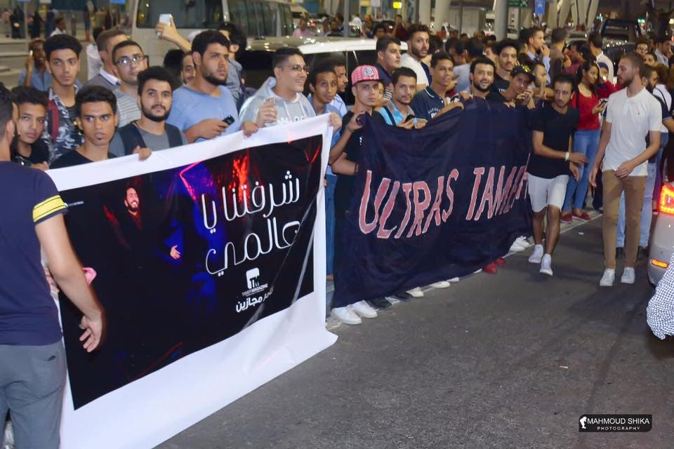 جمهور تامر حسني ينتظره في مطار القاهرة