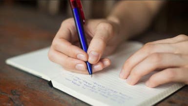 الكتابة اليدوية تعزز تواصل الدماغ والتعلم