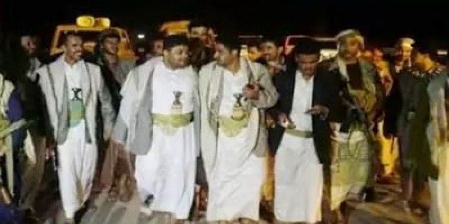 رئيس ما يسمى اللجنة الثورية محمد الحوثي يزور مخيم اعتصام لمليشياتهم في مدخل صنعاء الجنوبي