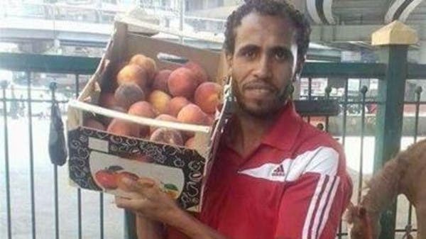 اللاعب المصري طارق الجزار يبيع الفواكه