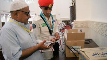A boy scout from the Ministry of Education's Al-Qassim division assists a Hajj pilgrim this year. (Photo courtesy: @@alqassimedu).