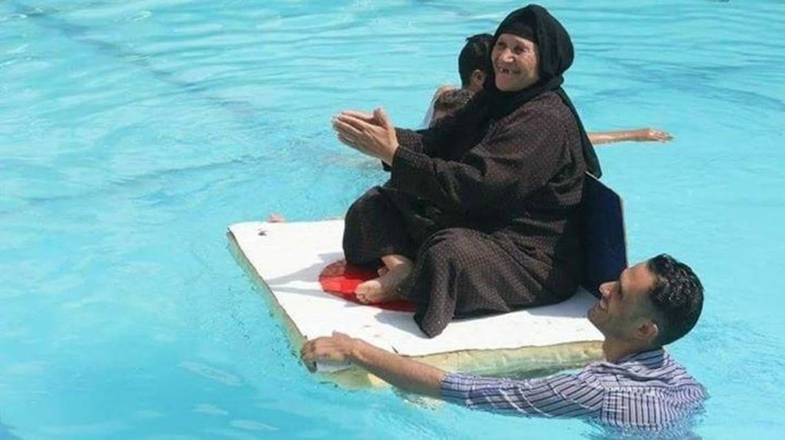 صور لمرضى ومسنين ينتزعون لحظات جميلة