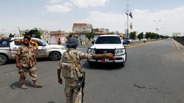 An army soldier gestures as a convoy of the United Nations Special Envoy for Yemen, Ismail Ould Cheikh Ahmed, passes outside Sanaa airport, Yemen May 22, 2017. REUTERS/Khaled Abdullah