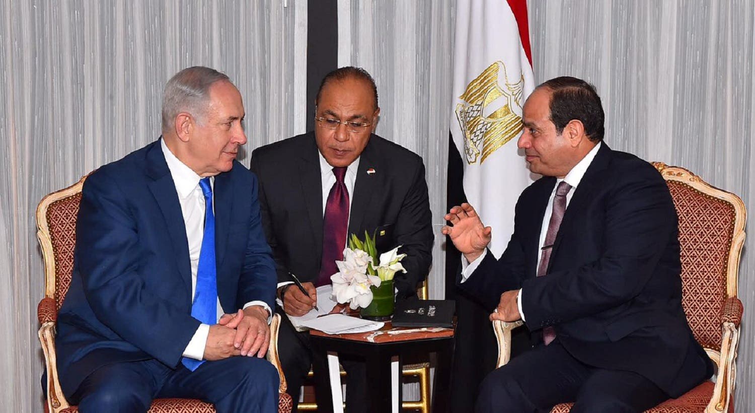 Egyptian President Abdel Fattah al-Sisi (R) speaks with Israeli Prime Minister Benjamin Netanyahu (L) during their meeting as part of an effort to revive the Middle East peace process ahead of the United Nations General Assembly in New York, US, September 19, 2017. (Reuters)
