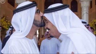 محمد بن راشد يعايد السعوديين بقبلة على رأس الملك سلمان