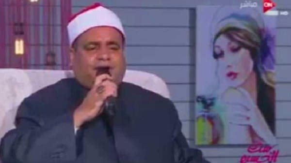 بالفيديو.. شيخ يغني اغنية لأشهر مطربة في العالم العربي.. ما رأيكم؟