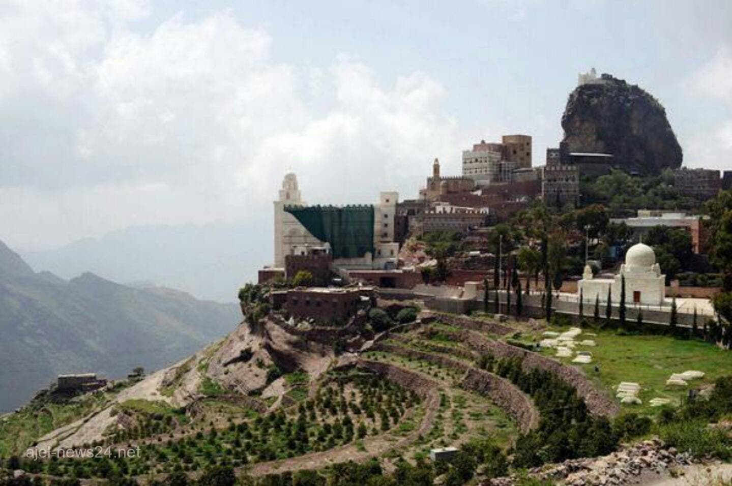 صور تفوق الخيال.. يمنيون يسكنون فوق السحاب