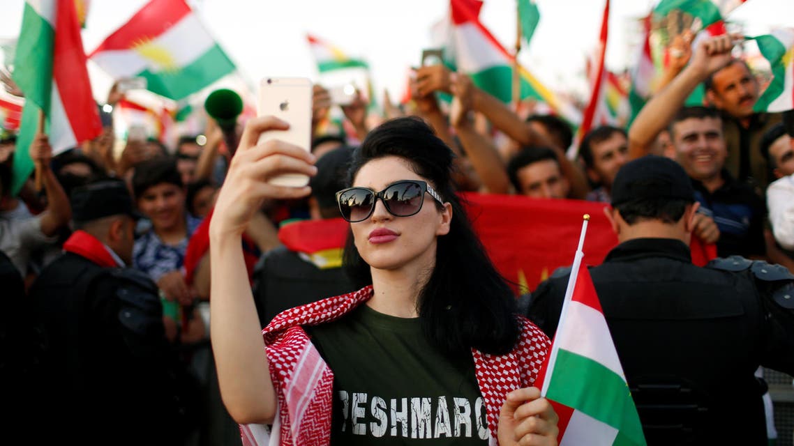 A Kurdish woman takes a selfie to show support for the upcoming September 25th independence referendum in Erbil, Iraq September 22, 2017. (retures)