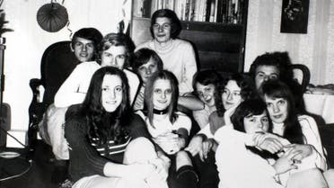 مع زميلات المدرسة في أوائل السبعينات