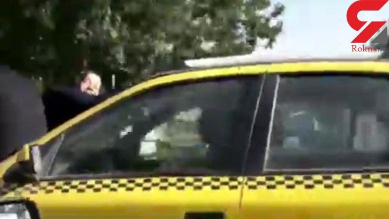 بالفيديو.. سائق تاكسي يعذب امرأة بطريقة 