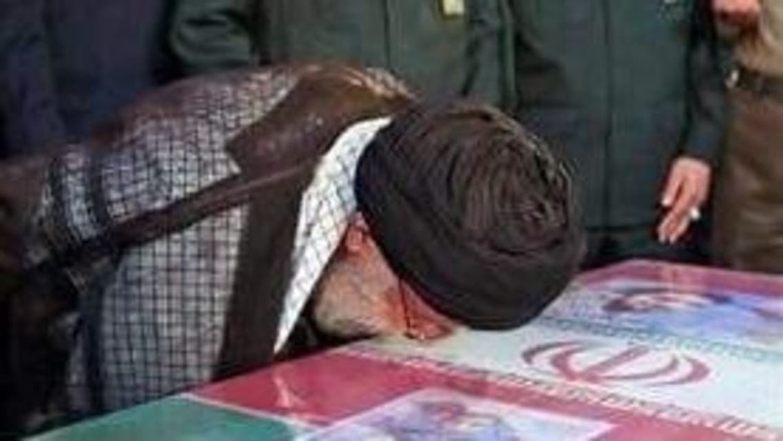 خامنئي يشيع ضابطا قتله داعش..ويتناسى قتلاه بمعارك سوريا