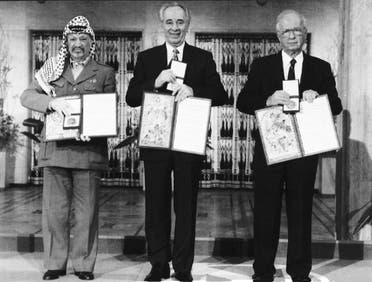 عرفات (يساراً) وبيريس ورابين خلال تسلمهم جائزة نوبل