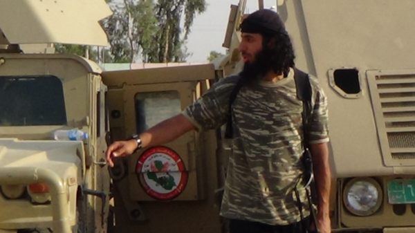 صحيفة العراق :داعش ينشر صور "الارهابي جون" الذي ولد بالكويت وهو يقف امام دبابة عراقية