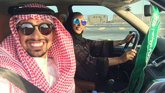 بالصورة.. سعودي يدرب زوجته على قيادة السيارة