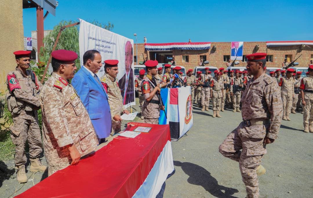 نائب رئيس الحكومة اليمنية يشهد حفل تخرج قوات عسكرية في تعز