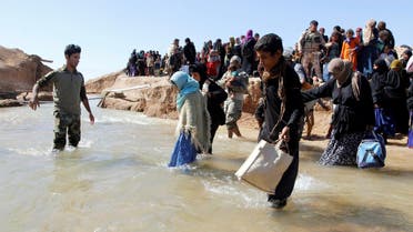 Displaced people, who fled from their homes in Hawija, cross the water to reach the other bank to be transported to camps for displaced people, in southwest of Kirkuk, Iraq October 4, 2017.(Reuters) 