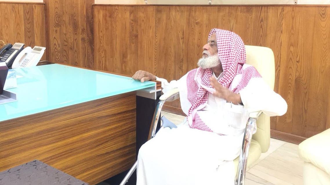 تعليم الأفلاج يكرم معلم تسعيني