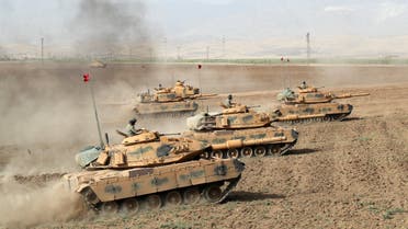 Turkish Army tanks manoeuvre during a military exercise near the Turkish-Iraqi border in Silopi, Turkey, September 25, 2017. REUTERS/