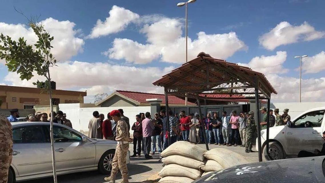 "من امام مقر المجلس" "محتجون يقفلون البوابة الخلفية للمجلس" "محتجون يقفلون بوابة مقر المجلس"
