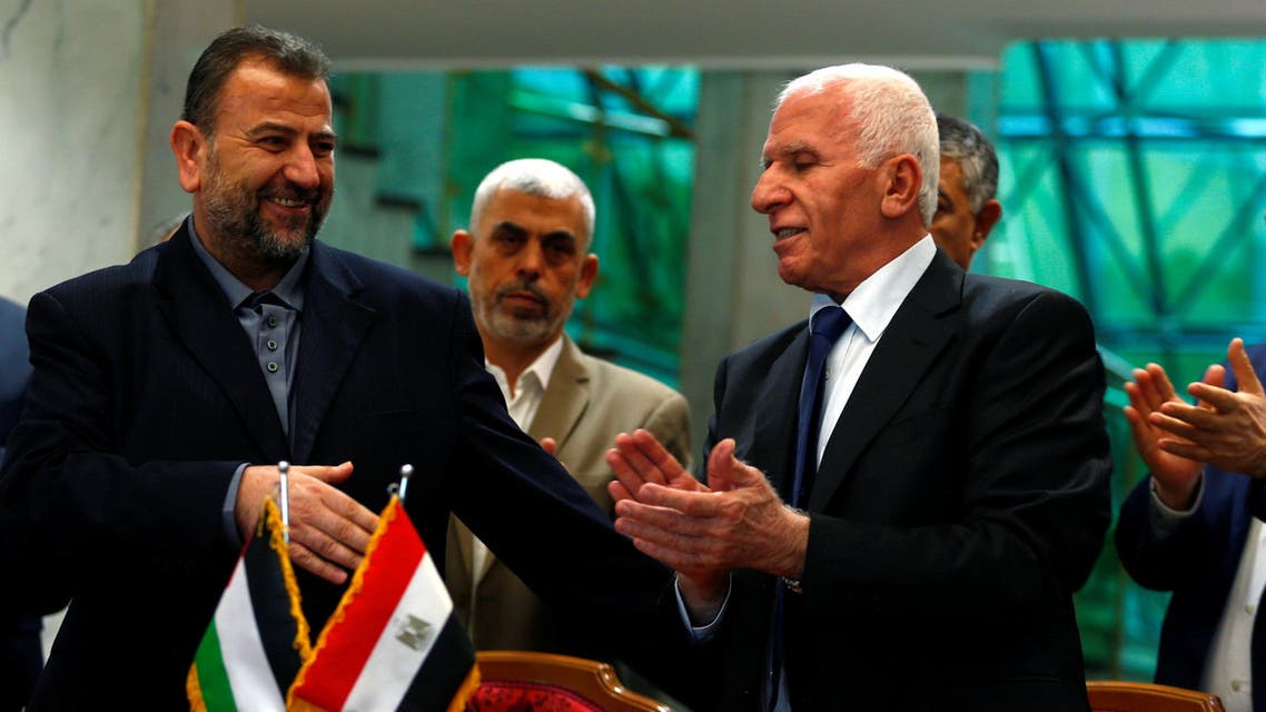 Head of Hamas delegation Saleh Arouri and Fatah leader Azzam Ahmad sign a reconciliation deal in Cairo, Egypt, October 12, 2017. REUTERS/Amr Abdallah Dalsh