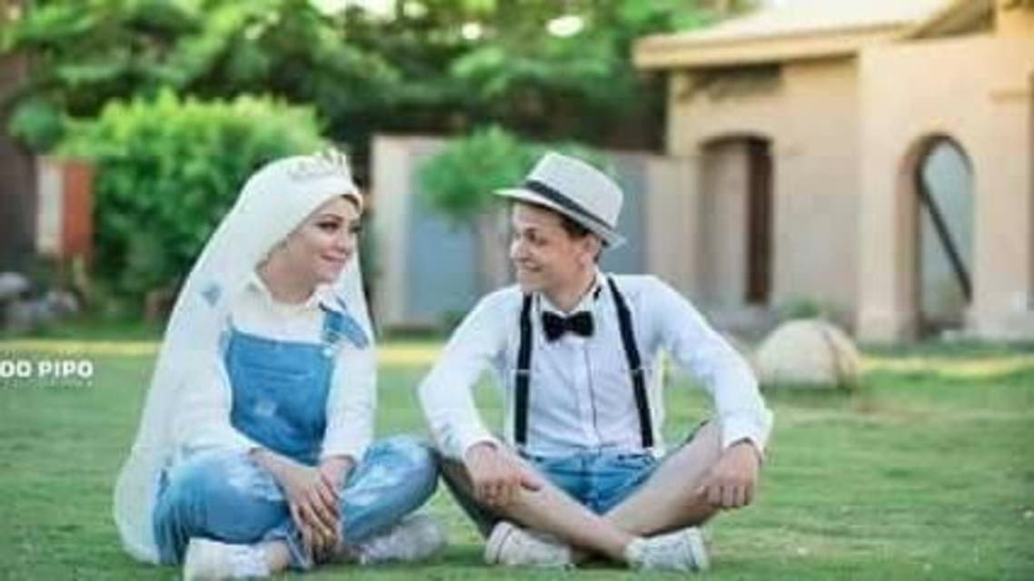 مواقع التواصل تنشغل بملابس عروسان مصريان في حفل زفافهما