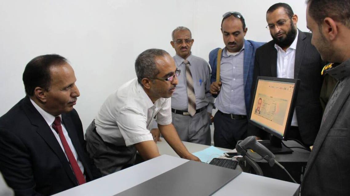 نائب رئيس الحكومة اليمنية يدشن اصدار اول جواز في تعز