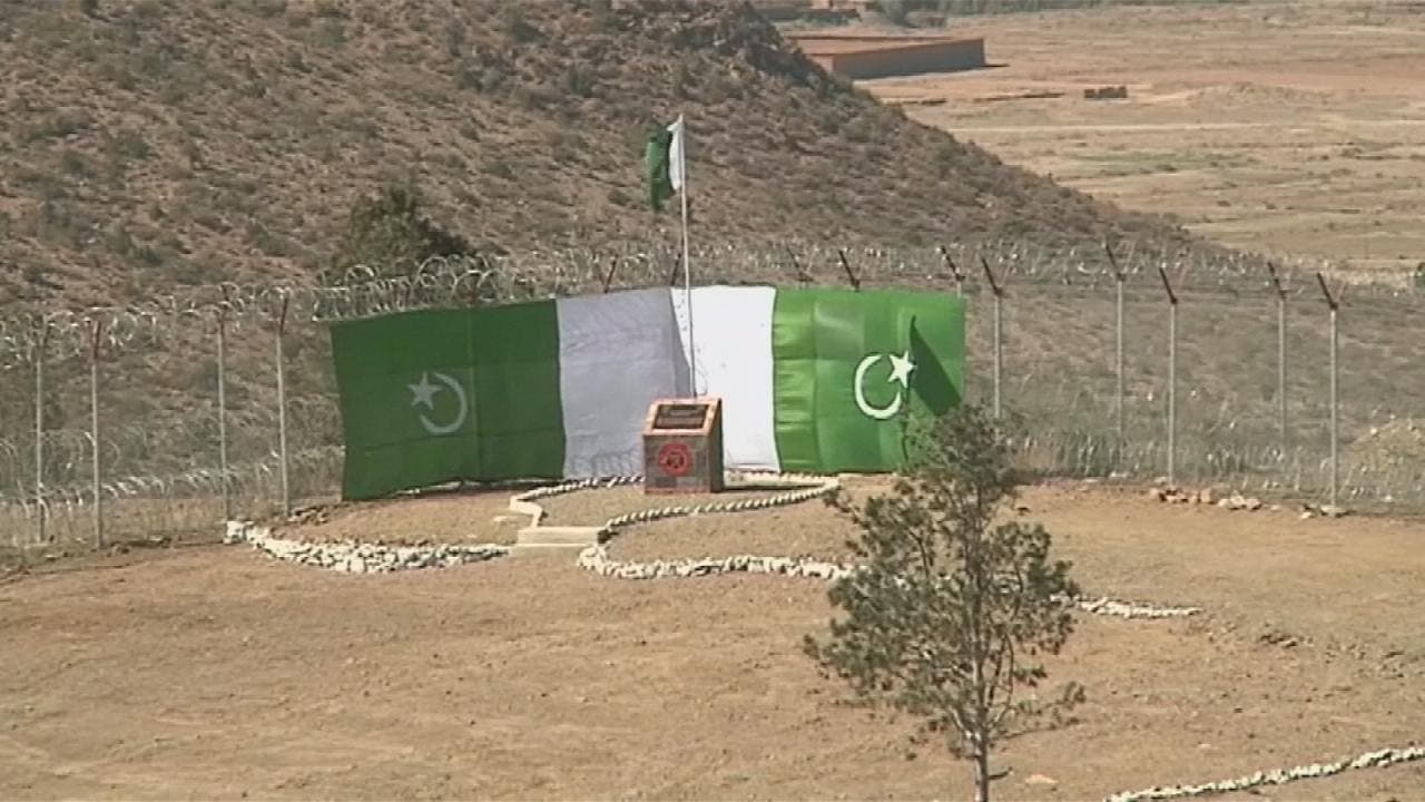 باكستان تقيم سياجا على الحدود مع أفغانستان 