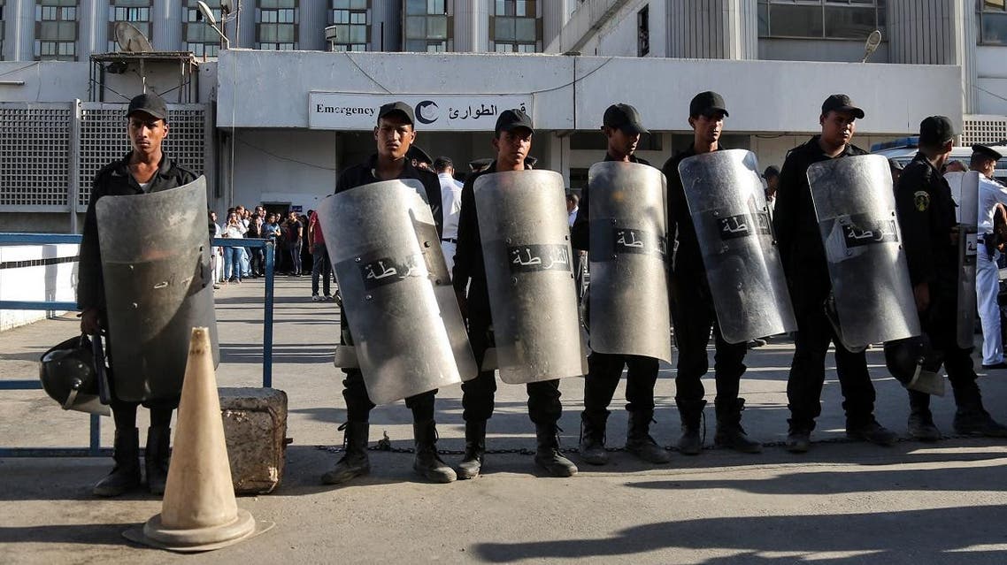 Egyptian police stand guard outside a hospital in Cairo's northern suburb of Shubra. (File photo: AFP)