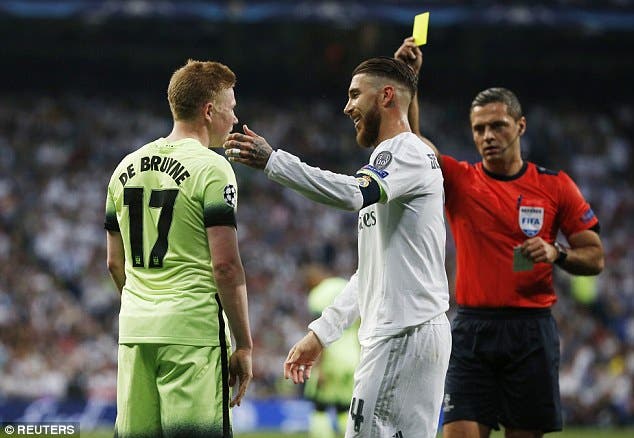 سكومينا مشهرا البطاقة الصفراء في وجه دي بروين بلقاء ريال مدريد ومانشستر سيتي
