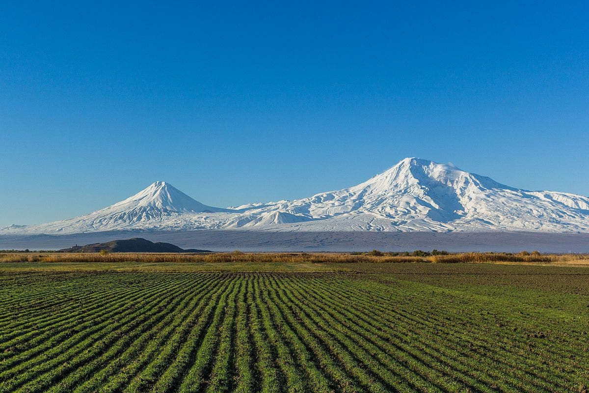جبل أرارات أو أغري، وهو أعلى قمة في تركيا ويبدو وقد غطته الثلوج