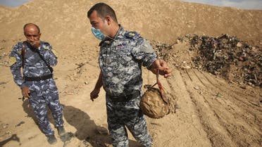 Iraqi forces pull bodies out from a mass grave they discovered in the Hamam al-Alil area on November 7, 2016. (File photo: AFP)