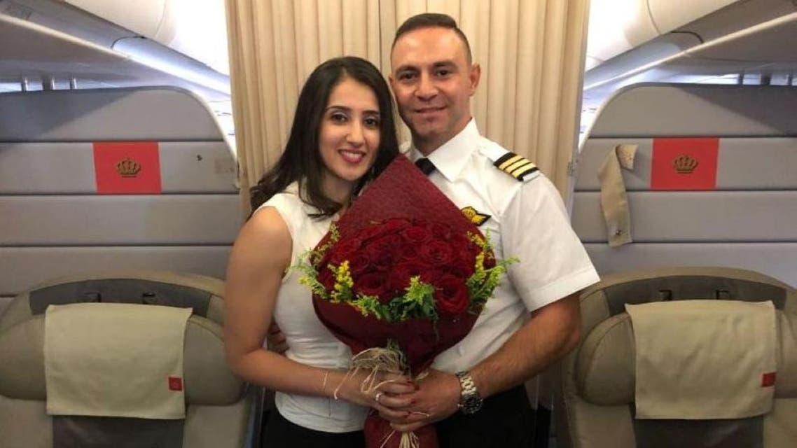 طيار الملكية الأردنية وخطيبته في الطائرة