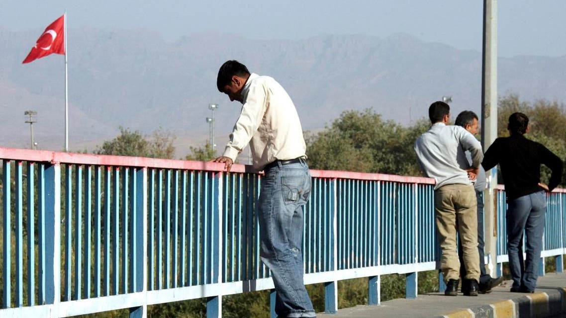 Truck drivers are seen as they wait to cross the Iraqi-Turkish border at the Ibrahim al-Khalil crossing, some 475 kilometers (300 miles) northwest of Baghdad, Iraq. (File photo: AP)